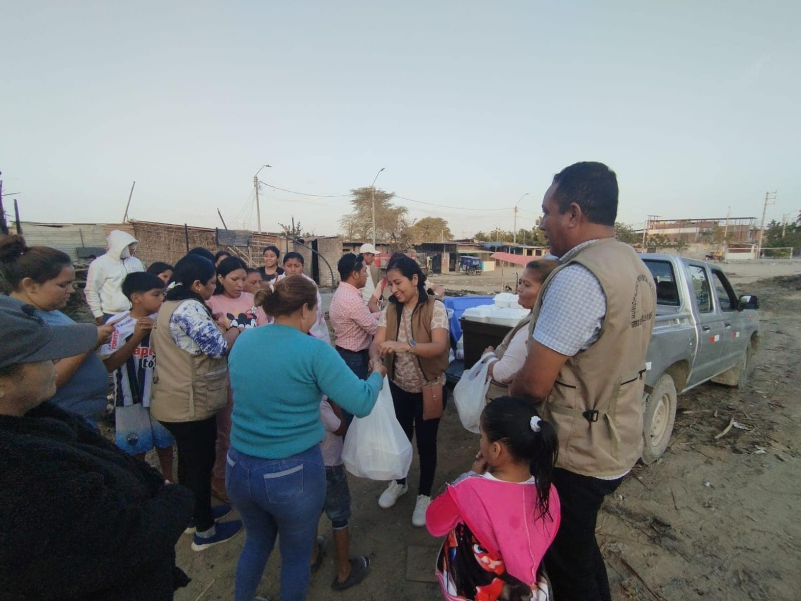 La Municipalidad de Sullana, liderada por el Ing. Marlem Mogollón Meca, continúa brindando ayuda a más de 20 familias damnificadas. El gerente de Desarrollo e Inclusión Social, Lic. José Chozo Calvay, y el subgerente de Educación, Lic. Houdini Guerrero, realizaron la entrega de más de 80 desayunos.
Igualmente, en la tarde se hizo entrega de desayunos. Además, Chozo y la regidora Irma More Gutiérrez, organizaron 80 cenas para los damnificados, garantizando así, que reciban el apoyo necesario mientras se gestionan soluciones para su recuperación.
La municipalidad de Sullana a través de la Gerencia de Desarrollo e Inclusión Social realizó la entrega de desayunos a más de 80 personas damnificas del incendio en la Urb. Santa Rosa, como parte del compromiso del Alcalde Marlem Mogollón Meca en dar soporte a las familias que lo perdieron todo por el siniestro.
La Regidora Tatiana Ríos Vásquez estuvo presente acompañando a las familias junto al gerente de Desarrollo e Inclusión Social, José Chozo Calvay y el subgerente de Participación Vecinal, Carlos Cerro Maza; quienes llevaron el compromiso de seguir apoyando a las familias damnificadas.
