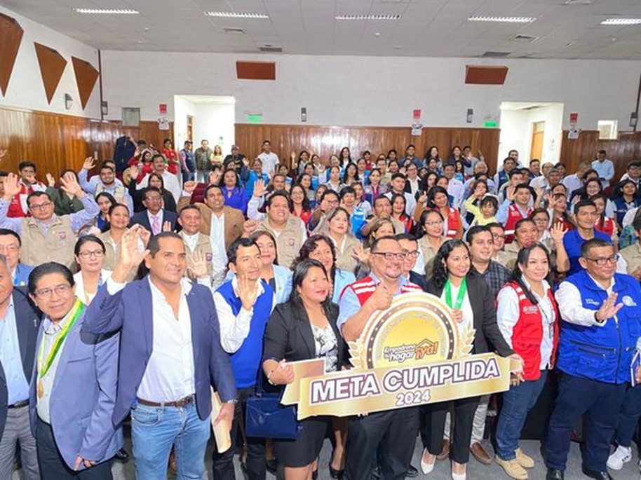 La Municipalidad Provincial de Sullana, liderada por el Ing. Marlem Mogollón, junto a los 13 gobiernos locales de la región Piura, participaron de la ceremonia de cierre del Empadronamiento Masivo de Hogares 2024, organizado por el Ministerio de Desarrollo e Inclusión Social (Midis). En este evento se reconoció a la Municipalidad de Sullana y otros gobiernos locales del departamento de Piura por haber superado la meta establecida.
La ceremonia tuvo lugar en el auditorio del Gobierno Regional de Piura, con la participación de alcaldes y representantes de los diferentes distritos dieron a conocer cada uno los logros y las dificultades de sus empadronadores.
La regidora Ing. Irma More Gutiérrez destacó el esfuerzo realizado por la Municipalidad de Sullana para empadronar a más de 12,600 hogares en la localidad. Este logro significa que un gran número de sullaneros podrán acceder a beneficios sociales que les permitirán mejorar su calidad de vida.
Por otro lado, Javier Alexander Paulini Sánchez, director general de Focalización e Información Social del MIDIS, felicitó a todos los alcaldes y representantes de los gobiernos locales por su compromiso y esfuerzo en esta importante campaña; que a nivel departamental se ha logrado empadronar 133 221 hogares, lo que significa el logro del 108.04%, respecto a meta prevista.
La subgerente de Salud, Población y Registro Civil de la comuna chirense, Ingrid Navarro Reyes, destacó que con este empadronamiento masivo, se espera que miles de familias sullaneras puedan acceder a programas sociales que les permitan mejorar sus condiciones de vida y superar la pobreza.