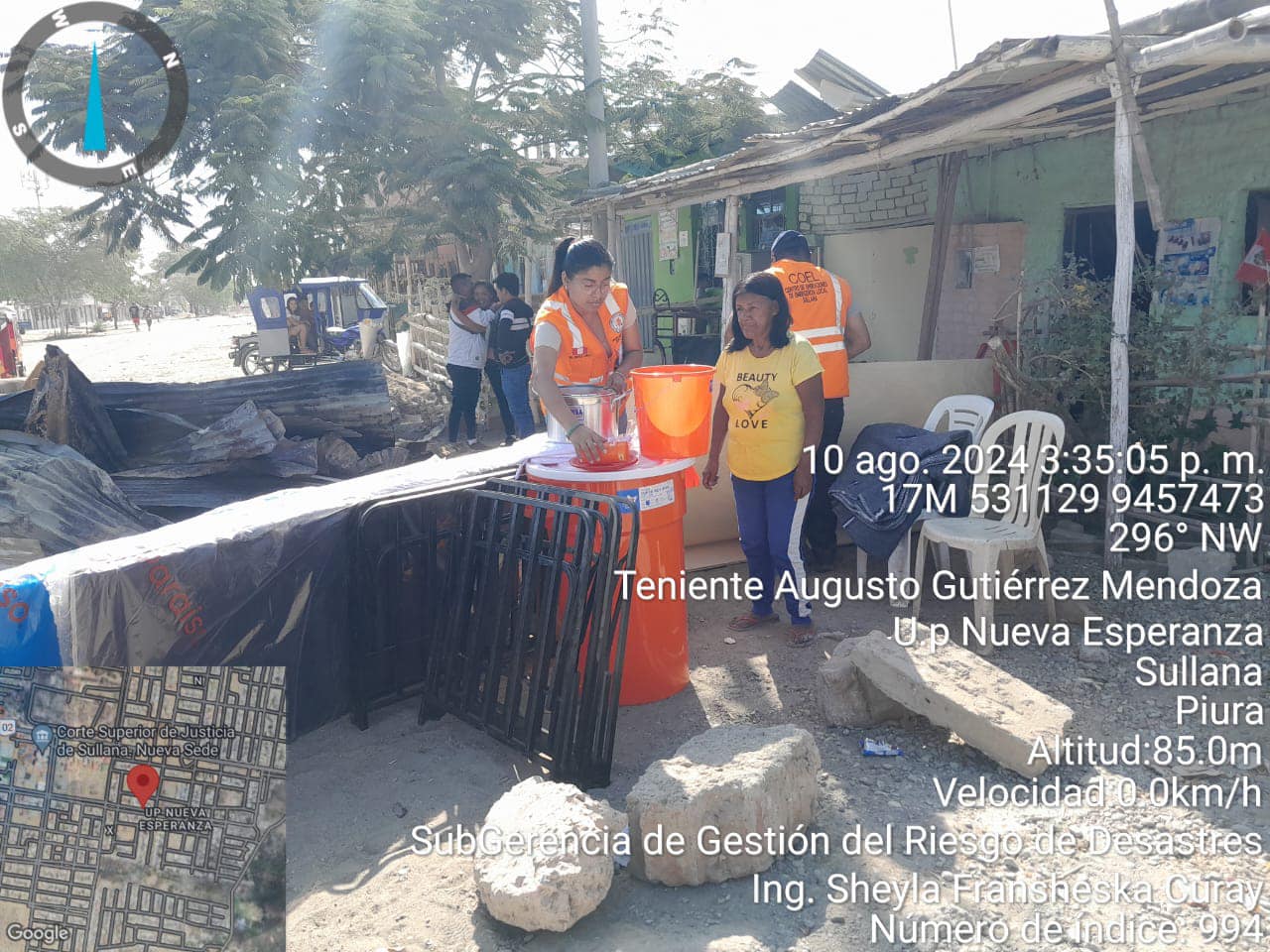 Hoy sábado, aproximadamente a las 11:50 horas, el personal de Serenazgo de Sullana fue alertado sobre un incendio que se estaba desarrollando en la Av. Martínez de Compañón, en la ampliación de la Urbanización Popular Nueva Esperanza, sector oeste de la ciudad. Al llegar al lugar, encontraron al personal de la Policía Nacional junto con la unidad de Serenazgo de Sullana, que pertenece al patrullaje integrado de Nueva Sullana, quienes ya estaban brindando apoyo en la emergencia.
Minutos después, personal de la Compañía de Bomberos N° 43 de Sullana llegó al lugar, logrando controlar el incendio de manera efectiva. Afortunadamente, no se reportaron víctimas humanas; sin embargo, se registraron daños materiales significativos en el domicilio asignado con el lote N° 7 de la Mz. K, propiedad de la Sra. Josefa Semillán Zapata (53).
En tanto la Subgerencia de Gestión de Riesgos de Desastres, bajo la dirección del subgerente Alejandro Silupú Carreño, realizó la evaluación de daños correspondiente. Se determinó que una vivienda fue siniestrada y tres integrantes de la familia resultaron afectados.
Asimismo, en coordinación con Defensa Civil y por disposición del alcalde Marlem Mogollón se procedió rápidamente para hacer llegar la ayuda humanitaria necesaria a los damnificados.
La Municipalidad de Sullana reafirma su compromiso con la seguridad y el bienestar de todos los ciudadanos, actuando con prontitud y eficacia en situaciones de emergencia.
