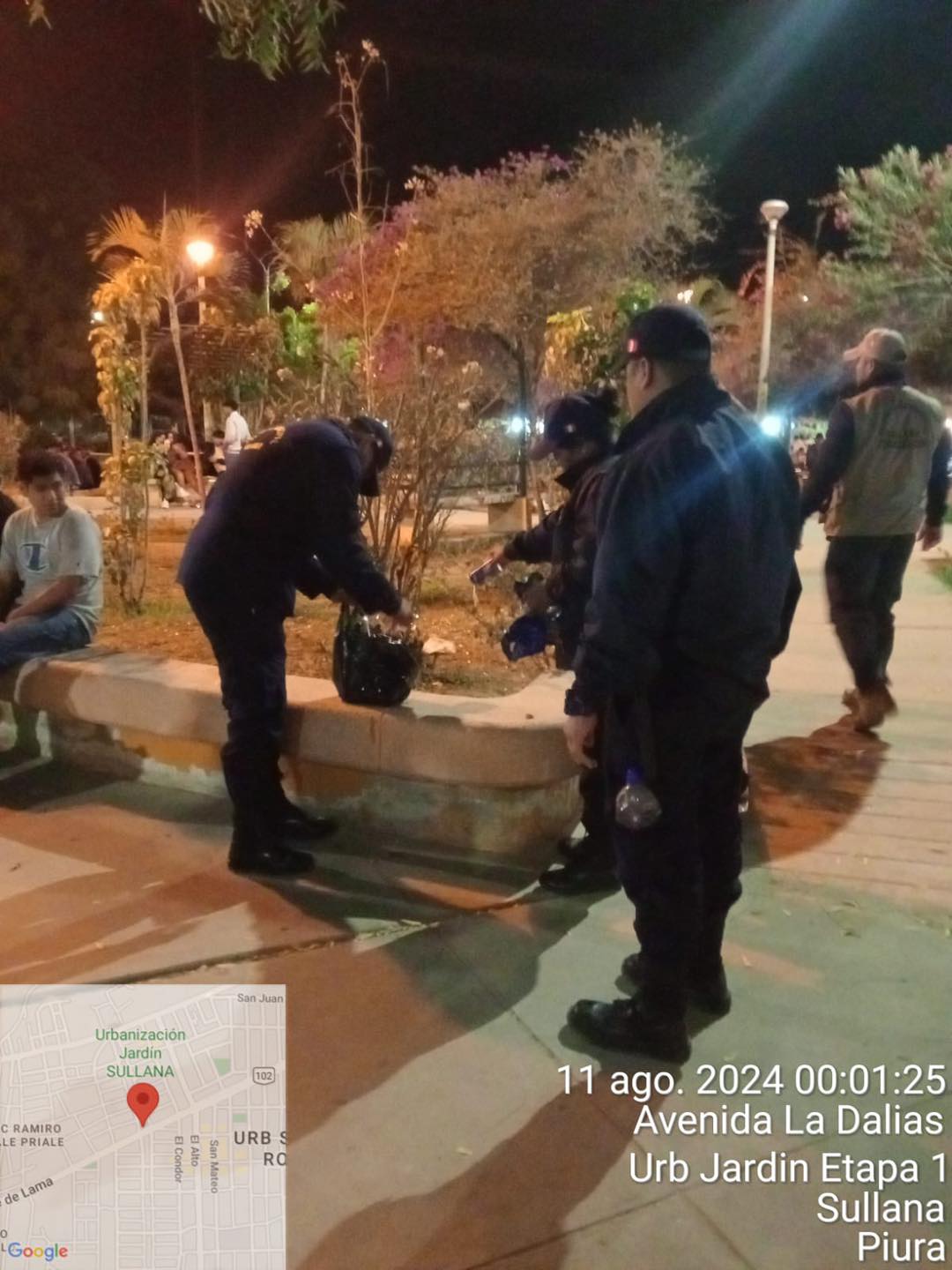 La subgerencia de Control Municipal, personal de la Policía Municipal y agentes de Serenazgo, realizó un operativo en el Parque Lola Cruz de Acha (anteriormente conocido como Parque Kumamoto). La intervención, llevada a cabo el 10 de agosto, se realizó en dos fases el mismo día, tenía como objetivo controlar y regular el consumo de bebidas alcohólicas en este espacio público, para garantizar el cumplimiento de las normativas locales y mantener un entorno seguro para los ciudadanos.
Por su parte, la Subgerente de Control Municipal, Abg. Jenny Gonzáles Córdova, comento que se logró decomisar un total de 18 botellas de alcohol, distribuidas en dos intervenciones. Esta acción forma parte del esfuerzo continuo de la municipalidad para preservar la seguridad y el bienestar de los visitantes y residentes del parque, y para hacer cumplir las normas relacionadas con el consumo de alcohol en áreas públicas.