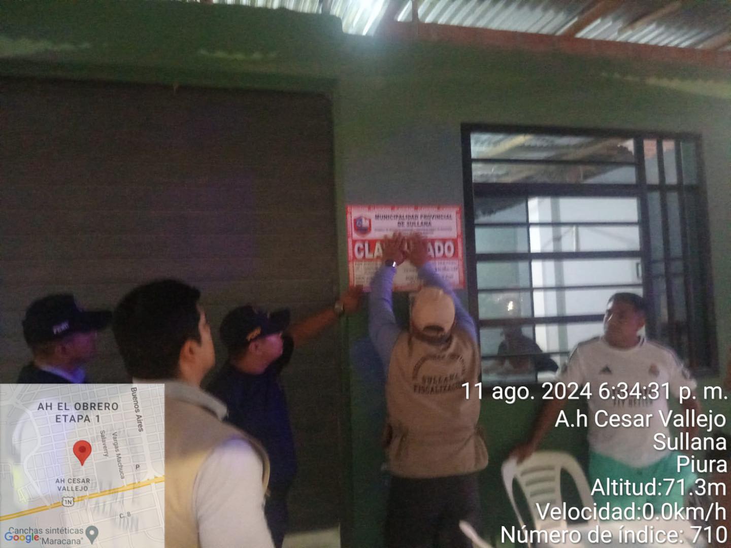 En un operativo realizado por la municipalidad de Sullana en conjunto con la Policía Nacional, se procedió a la clausura temporal de dos cevicherías ubicadas en el Asentamiento Humano César Vallejo, debido al incumplimiento de las normas sanitarias establecidas.
Durante la inspección realizada el día 11 de agosto, se constató que los establecimientos carecían de la documentación necesaria para su funcionamiento legal, como licencias de funcionamiento vigentes y certificados de fumigación e inspección técnica de seguridad e higiene (ITSE).
La subgerente de Control Municipal, Abg. Jenny Gonzales Córdova, comentó que se aplicaron las sanciones correspondientes según la Ordenanza Municipal 018-2014/MPS, lo que implica el pago de una multa equivalente al 15% y 25% de una Unidad Impositiva Tributaria (UIT), respectivamente. Además, se dispuso la clausura temporal de los locales por un período de 20 días.
Asimismo, exhortó a los propietarios de los establecimientos a regularizar su situación y cumplir con las disposiciones municipales. En caso de incumplimiento, se procederá según la Ordenanza Municipal 007-2016/PMS, lo que podría obtener multas más severas, como la retención de bienes e incluso denuncias penales.