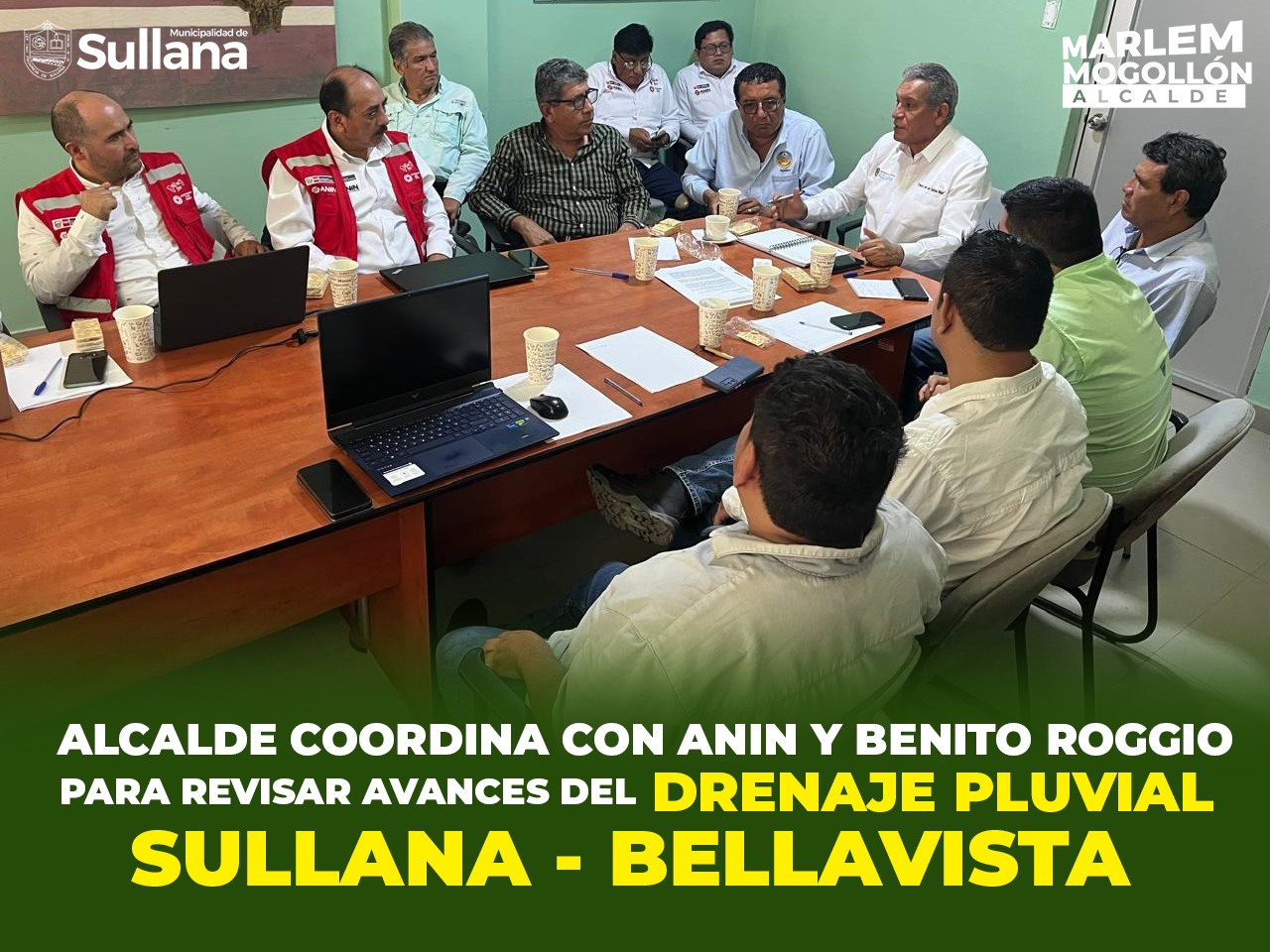 En cumplimiento con los acuerdos establecidos con el Jefe de la Autoridad Nacional de Infraestructura (ANIN), Hernán Yaipén Aréstegui, este martes arribó a Sullana el Director de la Dirección de Intervenciones Multisectoriales y de Emergencia de ANIN, Alberto Marquina Pozo, acompañado por el equipo técnico de la empresa Benito Roggio. La visita tuvo como propósito sostener una reunión clave con el alcalde de la Municipalidad Provincial de Sullana, Ing. Marlem Mogollón Meca, y un grupo de profesionales locales para discutir los avances y resolver dudas relacionadas con el diseño del Proyecto de Drenaje Integral Sullana – Bellavista.
Durante la reunión, el alcalde Marlem Mogollón expresó su preocupación por la fecha de culminación del expediente técnico, a cargo de la empresa Benito Roggio, así como por el inicio de las obras que son vitales para proteger a la población durante futuros periodos de lluvias intensas. Mogollón subrayó la importancia de que el proyecto avance sin más demoras.
Por su parte, los representantes de Benito Roggio informaron que ya cuentan con el expediente técnico para los componentes "Boquerón de Núñez" en Bellavista y "Cola del Alacrán". Asimismo, indicaron que el diseño del canal vía aún está en desarrollo, con su culminación prevista para los próximos meses. A pesar de estos avances, persisten dudas y observaciones planteadas por los profesionales sullaneros.
En respuesta a estas inquietudes, Alberto Marquina de ANIN y el alcalde Mogollón acordaron que Benito Roggio realizará una sesión especial en la que se explicarán los criterios técnicos y cálculos hídricos utilizados en la propuesta de diseño del canal vía. Esta sesión también servirá para atender las consultas y resolver las dudas de los profesionales locales, quienes han insistido en la necesidad de revisar y considerar sus aportes.
Los ingenieros César Correa Atoche, César Lama More y el arquitecto Lizardo Yañez Yesti, integrantes del Patronato por el Desarrollo de Sullana, remarcaron la importancia de que las observaciones de los profesionales locales sean integradas en el diseño final. "Como beneficiarios del proyecto, queremos que se haga bien la obra", señaló el ingeniero Correa, reiterando la exigencia de que se revisen las propuestas actuales para garantizar un diseño adecuado y efectivo del canal vía en Sullana.