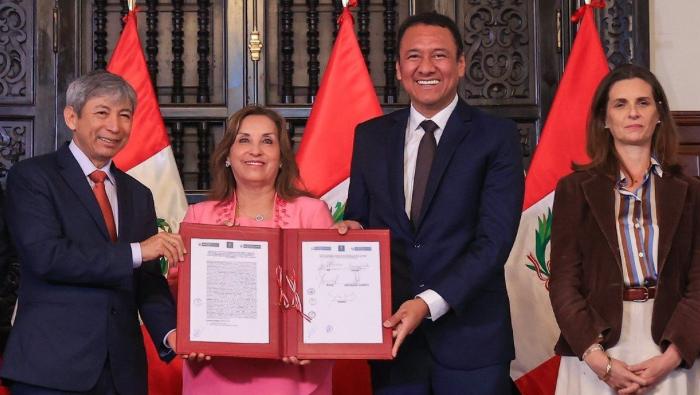 El ministro Angel Manero suscribió un convenio de cooperación institucional para hacer realidad este anhelado proyecto. Acto contó con la presencia de la presidenta.