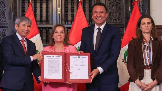  El ministro Angel Manero suscribió un convenio de cooperación institucional para hacer realidad este anhelado proyecto. Acto contó con la presencia de la presidenta.