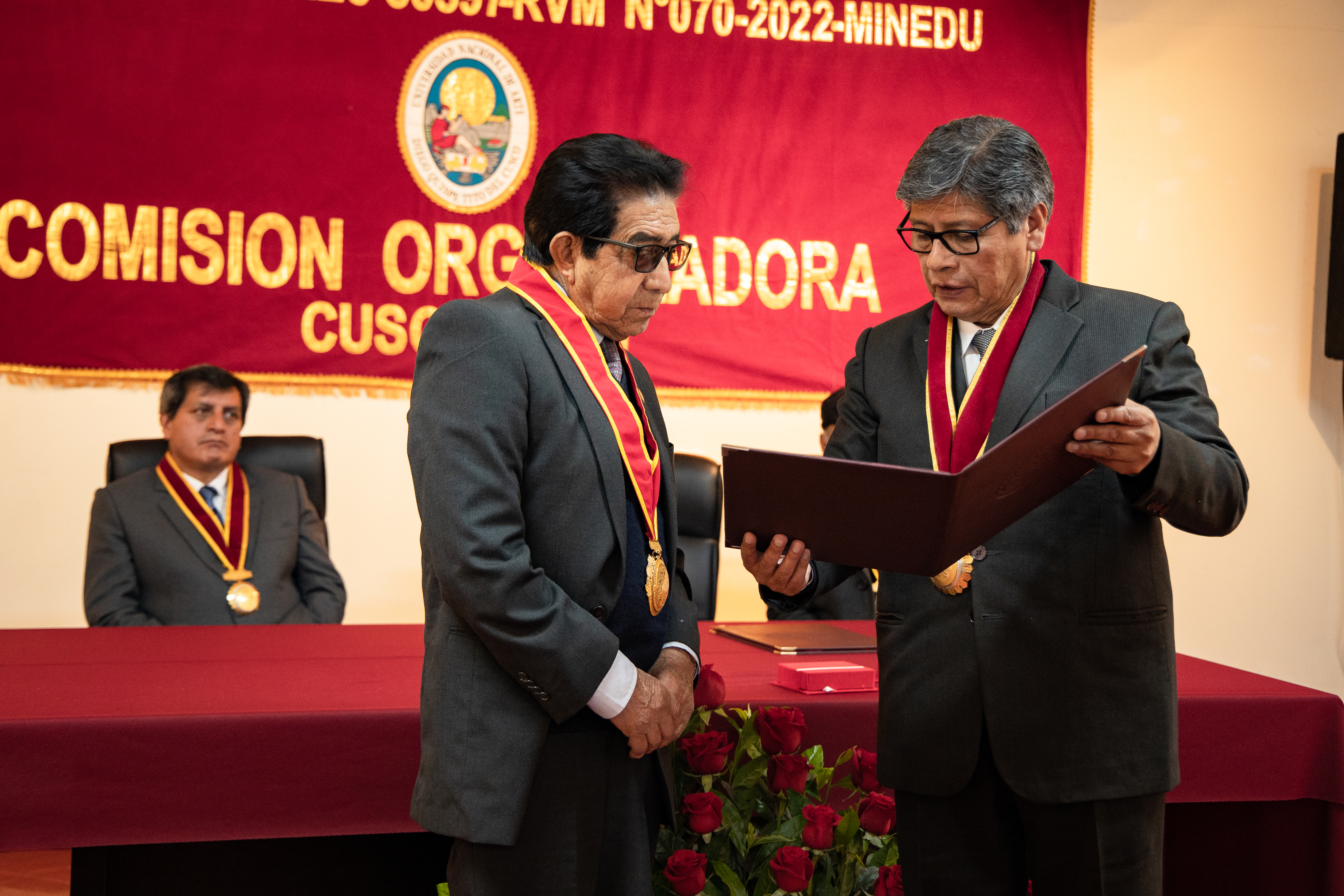 Entrega de resolución y medalla al artista Adolfo Sardón