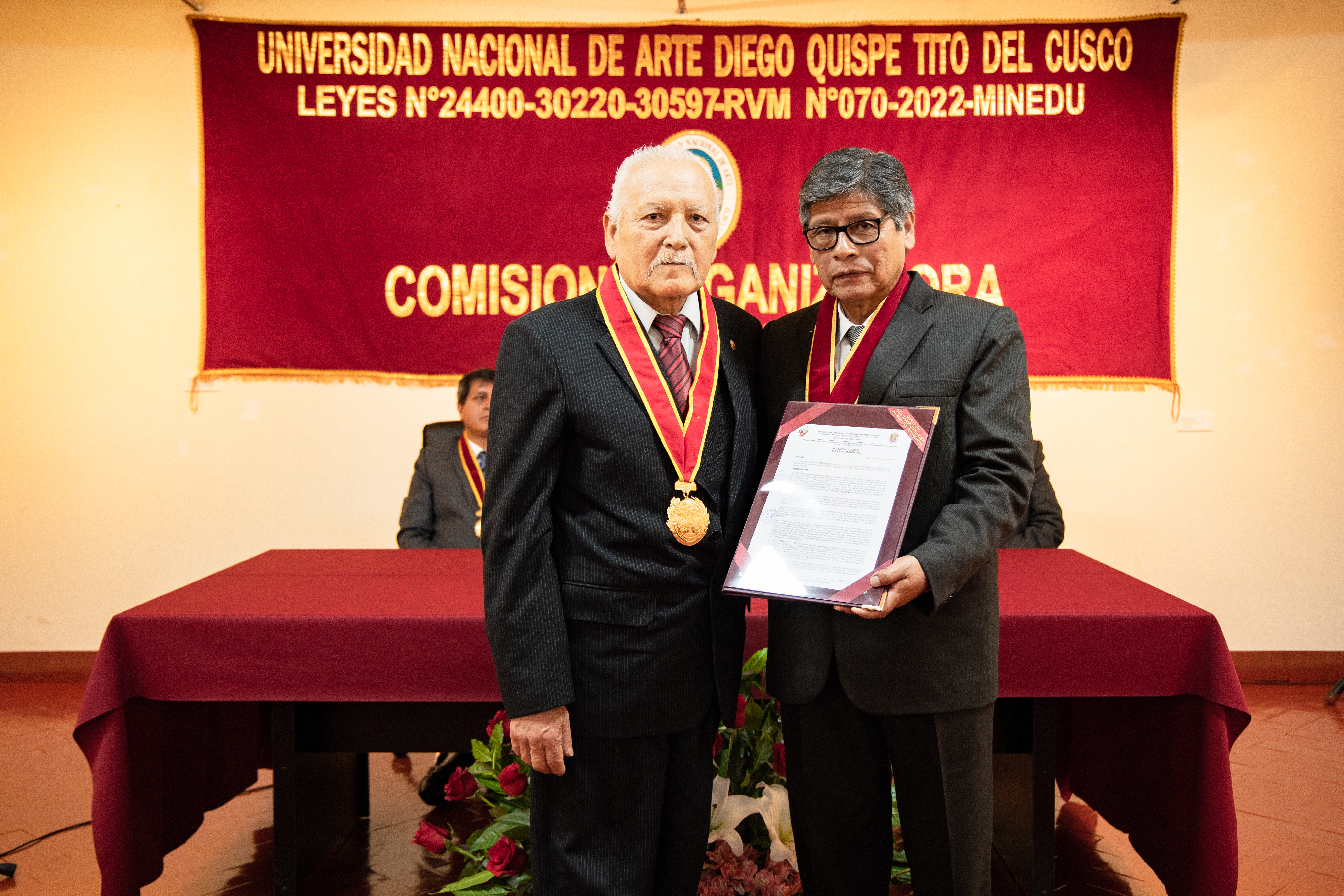 Entrega de resolución y medalla al Dr. Mario Soto