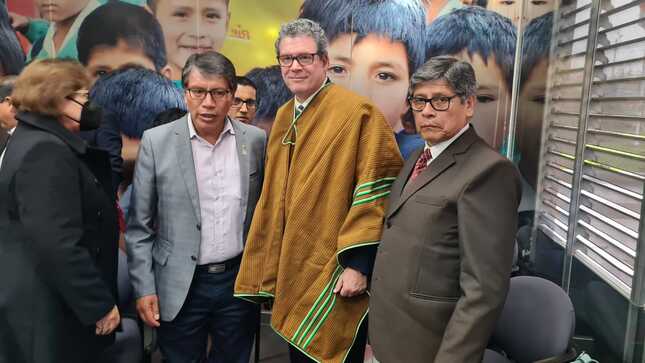Presidente Víctor Ayma, con ministro de educación