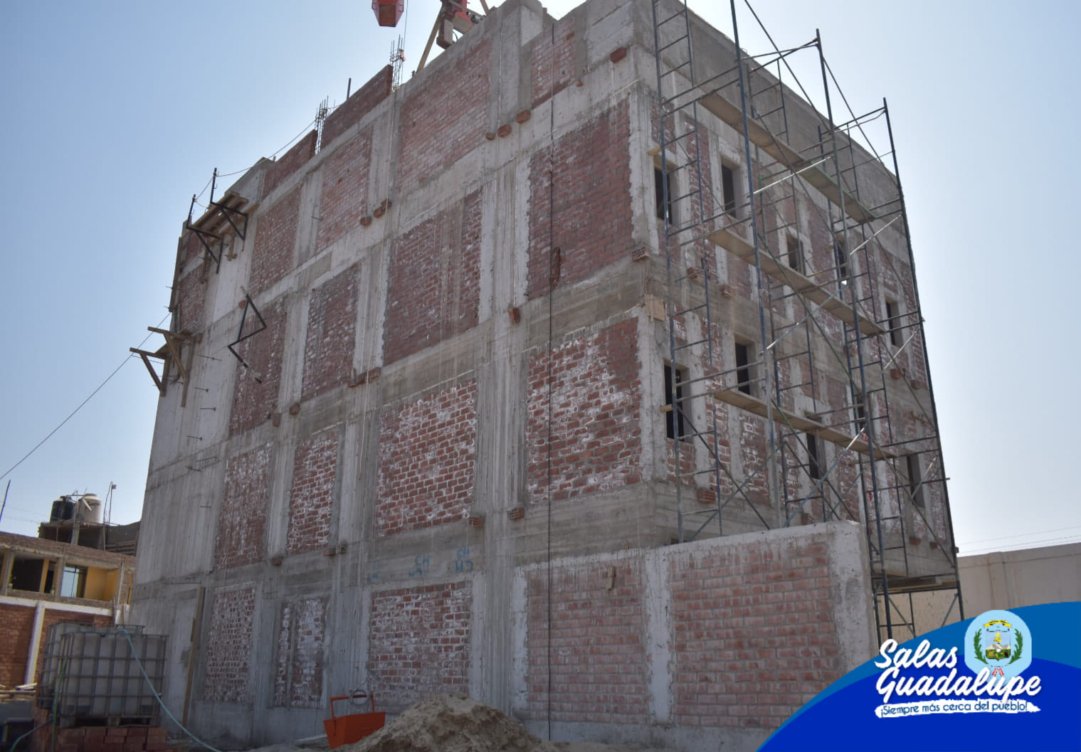 𝐂𝐎𝐍𝐒𝐓𝐑𝐔𝐂𝐂𝐈𝐎́𝐍 𝐃𝐄 𝐋𝐀 𝐌𝐎𝐃𝐄𝐑𝐍𝐀 𝐂𝐀𝐒𝐀 𝐃𝐄𝐋 𝐀𝐃𝐔𝐋𝐓𝐎 𝐌𝐀𝐘𝐎𝐑 𝐄𝐍 𝐄𝐋 𝐃𝐈𝐒𝐓𝐑𝐈𝐓𝐎 𝐃𝐄 𝐒𝐀𝐋𝐀𝐒 - 𝐆𝐔𝐀𝐃𝐀𝐋𝐔𝐏𝐄