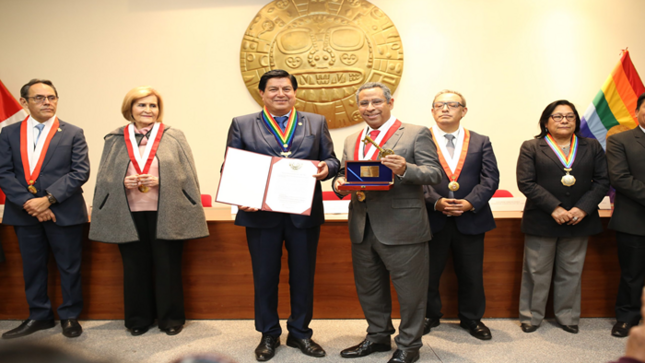 Municipalidad Provincial del Cusco hizo un reconocimiento al Tribunal Constitucional y se entregó la llave de la ciudad al presidente del TC