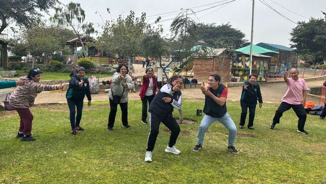 Adultos mayores practican Tai Chi para mejorar su estabilidad emocional