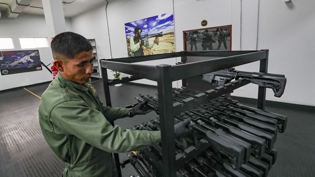 La Contraloría General alertó riesgo en el cumplimiento del contrato suscrito entre Fábrica de Armas y Municiones del Ejército (FAME) y el Ejército del Perú para la compra de 10 000 fusiles de asalto ARAD 7, debido a que a tres meses para que concluya el plazo contractual, es decir en octubre próximo, está pendiente la entrega de un total de 8 108 kits de fusiles por parte de la empresa proveedora internacional a la empresa estatal para su ensamblaje.