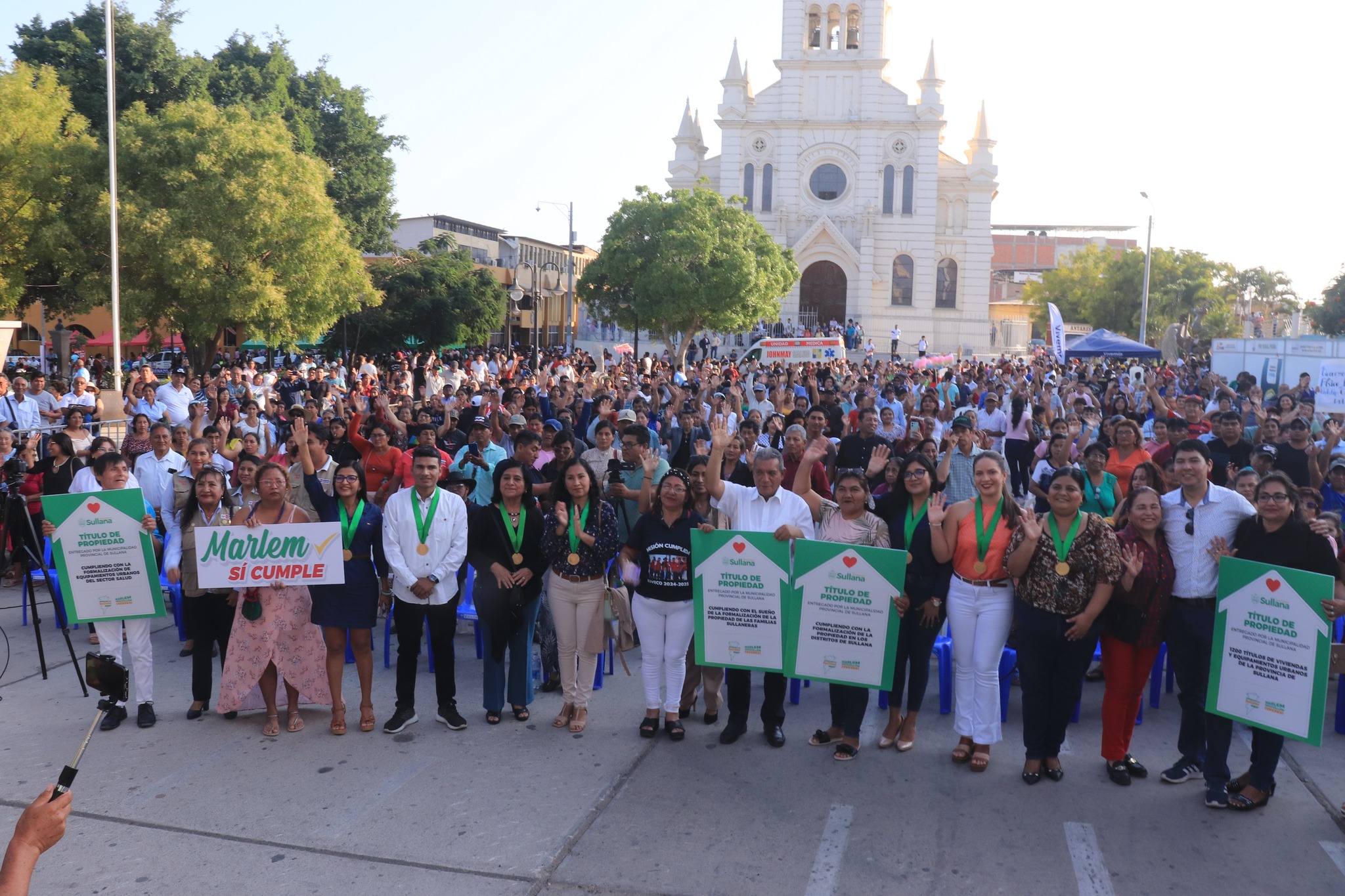 Gestión edil seguirá trabajando en la formalización de la propiedad en Sullana y distritos
El alcalde de Sullana, Ing. Marlem Mogollón Meca, acompañado de su equipo de regidores y equipo municipal, en ceremonia pública entregó un paquete de 1200 títulos de propiedad en beneficio de familias de la zona urbana y rural de la provincia de Sullana, lo cual beneficia directamente a más de 4440 personas. El acto se realizó en la Plaza de Armas este sábado 17 de agosto.
"Todos los esfuerzos de la gestión municipal se traducen en acciones concretas como las de hoy, que más de mil sullaneros reciben su título de propiedad", señaló la autoridad edil. El alcalde Marlem Mogollón destacó el trabajo de su equipo municipal, en esfuerzo articulado con SUNARP y otras instituciones. Destacó que la entrega de estos títulos de propiedad que otorga la Municipalidad Provincial de Sullana hace propietarios y mejora la vida de los sullaneros beneficiados.
Asimismo, el burgomaestre indicó que la Subgerencia de Desarrollo Urbano y Catastro tiene la misión de seguir cumpliendo con la formalización de predios pendientes. Al respecto el Ing. Paul Arrunategui, subgerente del área, indicó que en los próximos meses se abrirán otras listas de predios para su formalización y se espera que a fin de año haya otra entrega de más de mil títulos de forma gratuita.
En esta ceremonia llena de emotividad y algarabía también se contó con la presencia del congresista Eduardo Castillo Rivas, el alcalde de Ignacio Escudero, Manuel Chorres Alburqueque, la consejera regional Rosa María Seminario Alca, el representante del SUNARP, Zona Registral Piura, Francisco Javier Rojas Jaén, los regidores de la comuna chirense, Melva Margarita Criollo Ramaycuna, Mercy Marchena Reto, Eduardo Rodríguez Olaya, Tatiana Ríos Vásquez, Valeria Montero Cossio, Jhennyfer Aguilera Pacherres e Irma More Gutiérrez.
Finalmente, los dirigentes y vecinos de las zonas beneficiarias le dedicaron palabras de agradecimiento al alcalde Marlem Mogollón, destacando que ha cumplido con su promesa y en tiempo récord.
Entre los principales beneficiarios figuran los sectores La Videnita, Santa Rosa de Cieneguillo Centro, A.H. José Carlos Mariátegui, Centro Poblado Miraflores, Parkinsonia, San Juan de la Virgen – Ventarrones, Chalacalá, Centro Poblado La Uva, Centro Poblado Belén, Urb. Popular Piras Nores, San Juan de Los Ranchos, A.H. Santiago Zapata Silva Sector B; entre otros; así como 72 títulos para el sector de San Miguel del distrito de Ignacio Escudero.
DEBES SABER
En el periodo 2019-2022 se emitieron 1804 títulos de propiedad, en tanto, en la actual gestión en 1 año 8 meses, la gestión del alcalde Marlem Mogollón ha logrado inscribir 1531 títulos y se espera que al concluir el año 2026 obtener más de 4000 títulos de propiedad debidamente inscritos en los Registros Públicos.