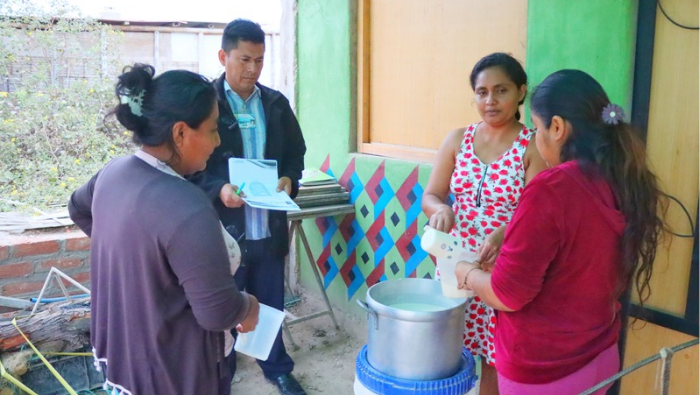 Foto Verifican que madres cumplan con la preparación del vaso de leche