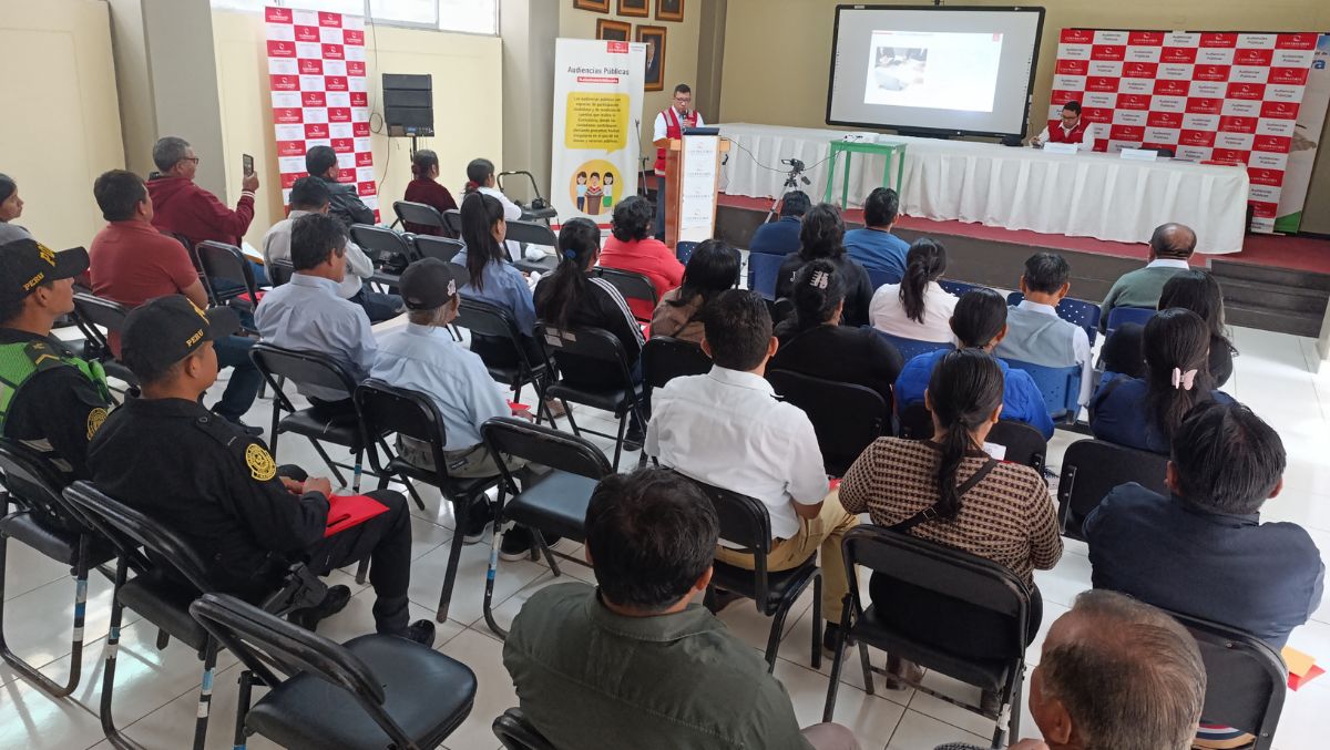 Piura.- Decenas de ciudadanos participaron de la audiencia pública “La Contraloría te escucha” en la provincia de Sechura, donde alertaron de obras paralizadas y trabajos deficientes, principalmente de saneamiento e infraestructura educativa, por lo que pidieron la intervención de la entidad fiscalizadora superior para asegurar el buen uso de los recursos y bienes del Estado.