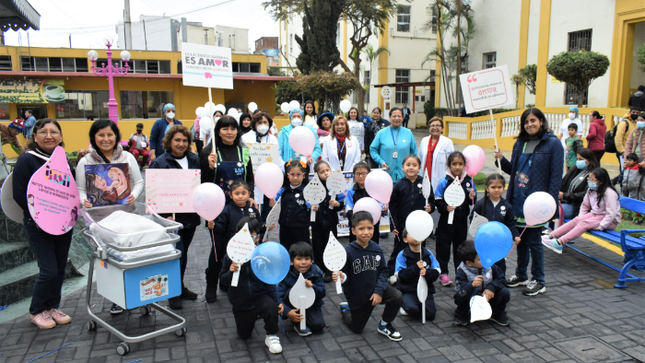 INSN: Niños y madres desfilaron en colorido pasacalle por la Semana de la Lactancia Materna en Perú