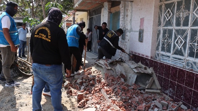 Demuelen construcción ilegal