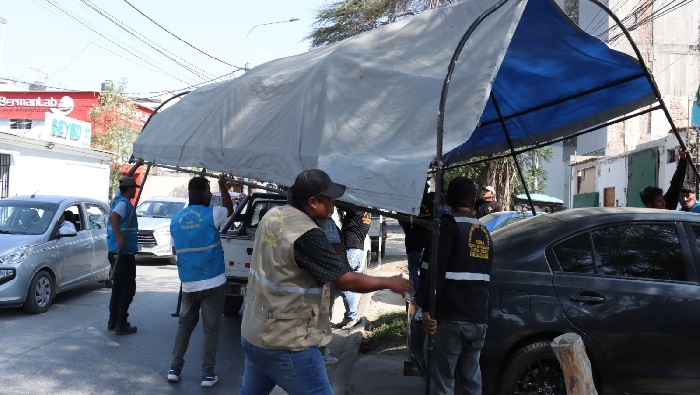 Retiran carpa ilegal de la vía ública