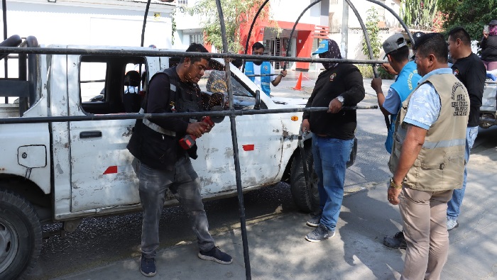 Retiran carpa que servía como cochera