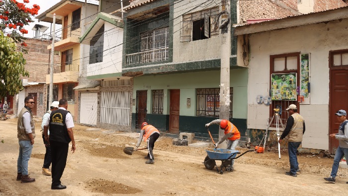 Notifican a vecina por tener cisterna de agua en la vía pública
