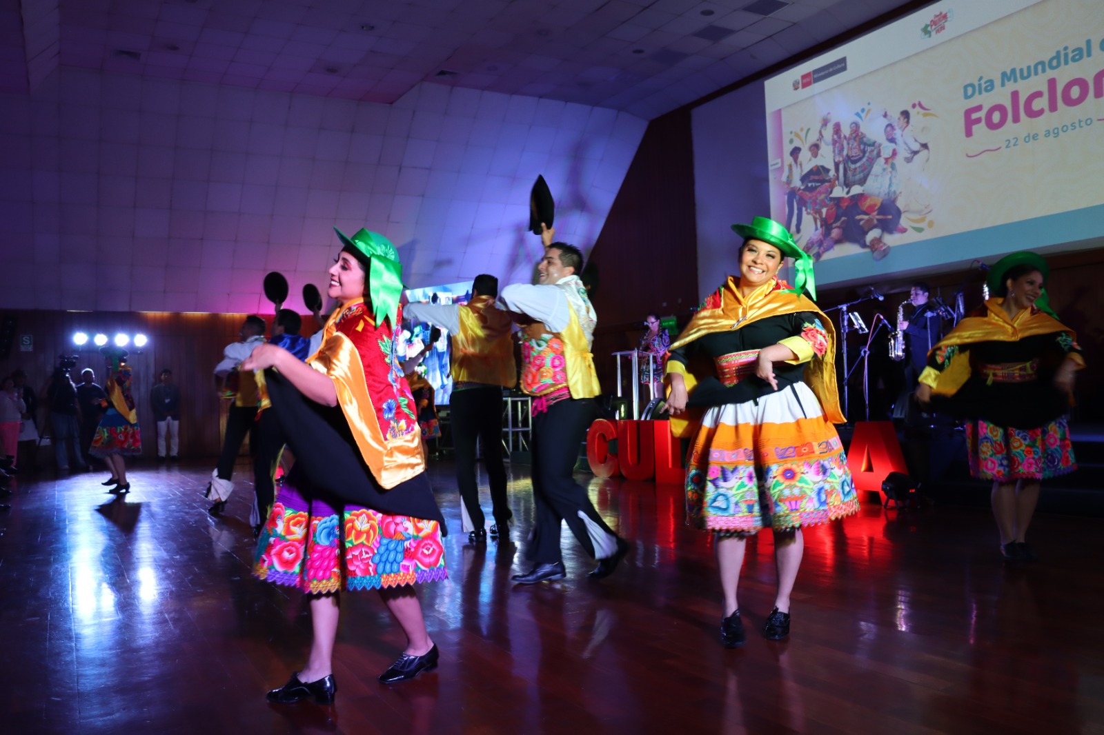 INEN y el Ministerio de Cultura celebran Día Mundial del Folclore con espectacular show de danzas para nuestros pacientes