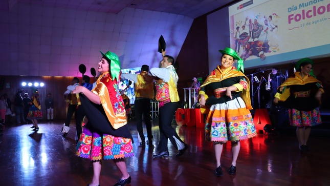 INEN y el Ministerio de Cultura celebran Día Mundial del Folclore con espectacular show de danzas para nuestros pacientes