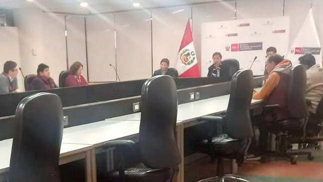 Foto de la reunión entre el MVCS, Fondo Mivivienda y representantes de las empresas.