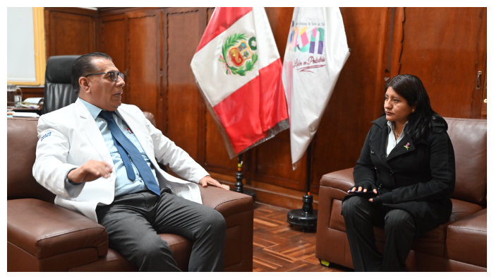 La parlamentaria fue recibida por el director general. Dr. Carlos Urbano Durand, en su despacho, quien le informó sobre la actual situación del centro pediátrico.