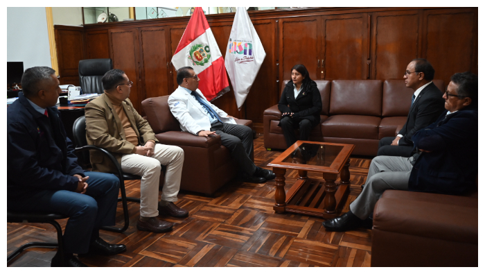 La parlamentaria fue recibida por el director general. Dr. Carlos Urbano Durand, en su despacho, quien le informó sobre la actual situación del centro pediátrico.
