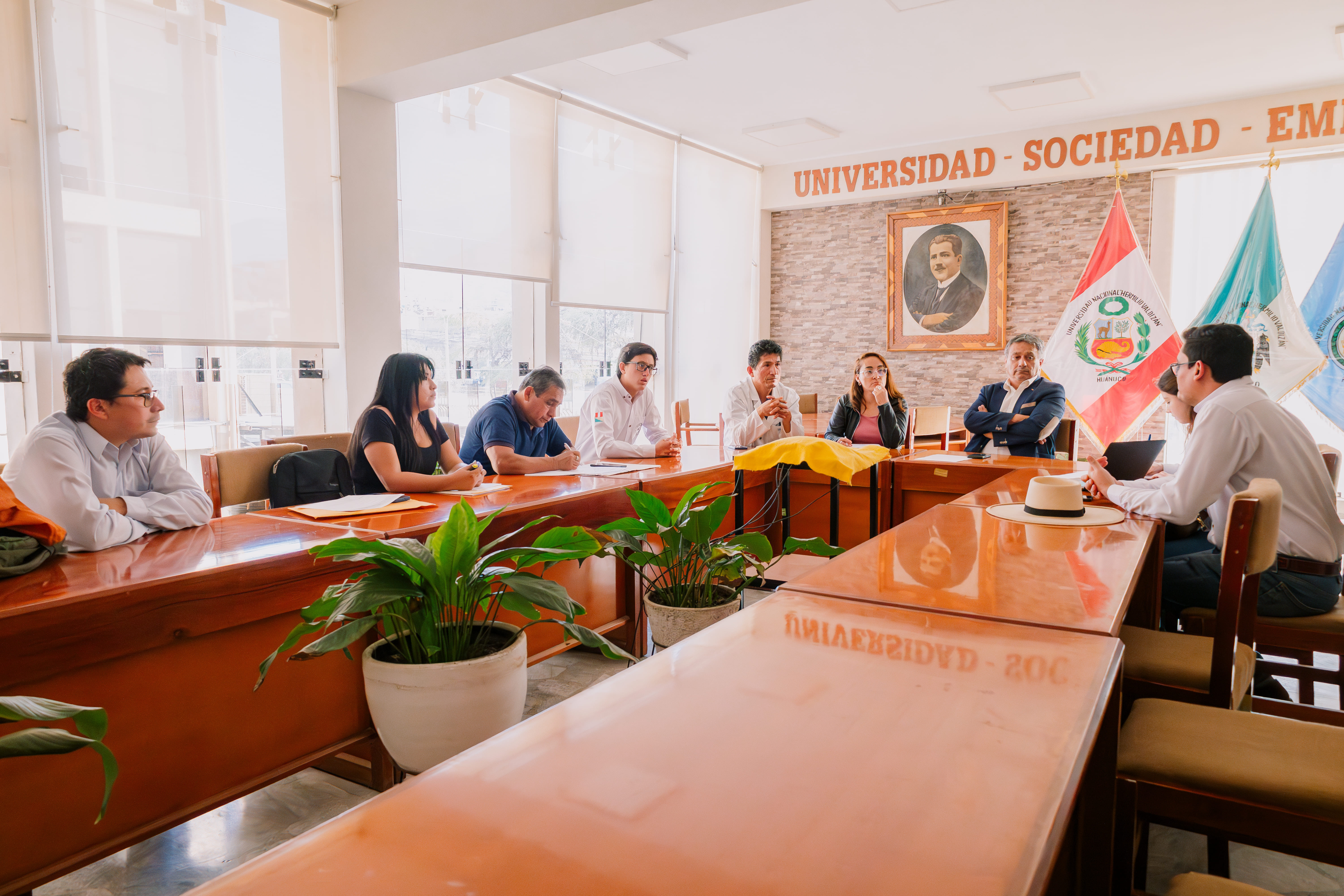 Miembros de la Asociación de Caballos de Paso con autoridades y directores de la UNHEVAL