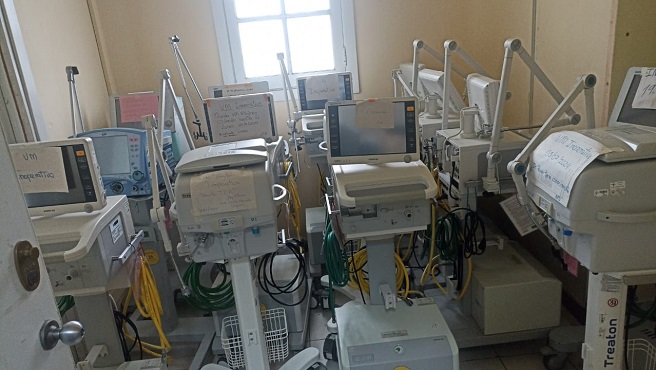 La Contraloría General de la Repúblicaalertó que un total de 17 ventiladores mecánicos pertenecientes al Servicio de Cuidados Intensivos y Cuidados Intermedios del Departamento de Emergencia y Cuidados Críticos del Hospital Nacional Arzobispo Loayza (HNAL) están inoperativos debido a que no tuvieron el mantenimiento requerido, lo cual representa un riesgo para la oportuna atención de los pacientes graves que llegan a ese nosocomio.