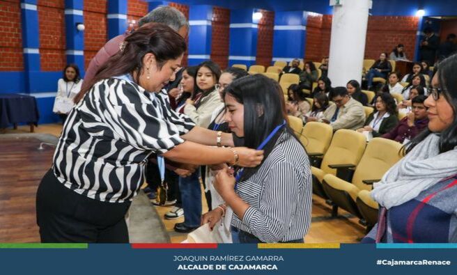 📢 La Municipalidad Provincial de Cajamarca, a través de su Gerencia de Desarrollo Ambiental y con la participación de la regidora Julia Guerrero, juramentó y acreditó a más de 60 Promotores Ambientales Juveniles.
🌱 El programa de Educación y Cultura Ambiental (EDUCCA) tiene como objetivo fortalecer la educación ambiental en las comunidades y capacitar a los jóvenes para que se conviertan en líderes comprometidos con la promoción de prácticas sostenibles y la protección del medio ambiente.