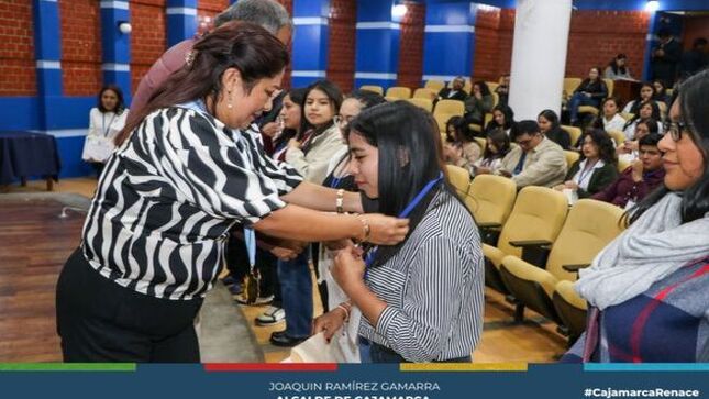📢 La Municipalidad Provincial de Cajamarca, a través de su Gerencia de Desarrollo Ambiental y con la participación de la regidora Julia Guerrero, juramentó y acreditó a más de 60 Promotores Ambientales Juveniles.
🌱 El programa de Educación y Cultura Ambiental (EDUCCA) tiene como objetivo fortalecer la educación ambiental en las comunidades y capacitar a los jóvenes para que se conviertan en líderes comprometidos con la promoción de prácticas sostenibles y la protección del medio ambiente.