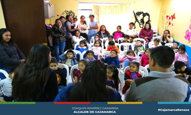 📢 El programa Renace Mujer y Familia, de la Subgerencia de Programas Sociales y Empadronamiento de la Municipalidad Provincial de Cajamarca, ha aperturado el Taller Gratuito de Inglés Básico para niños de 3 a 5 años. Con la participación de más de 40 niños, se dio inicio al taller, fomentando el aprendizaje de un nuevo idioma desde temprana edad.
👩🏻🏫 Isabel Lezama Sánchez, madre de familia, expresó su agradecimiento al burgomaestre cajamarquino por brindar oportunidades a las personas de bajos recursos mediante estos talleres gratuitos, los cuales son de gran ayuda para las familias cajamarquinas.
🧑🏻🏫 Desde la comuna local, continuamos ofreciendo talleres gratuitos a jóvenes y adultos de bajos recursos para que puedan emprender sus propios negocios y mejorar su calidad de vida.