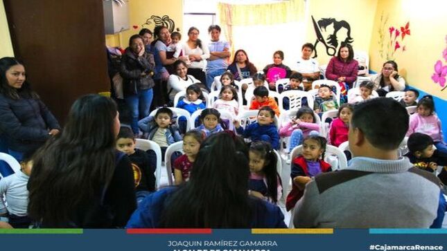 📢 El programa Renace Mujer y Familia, de la Subgerencia de Programas Sociales y Empadronamiento de la Municipalidad Provincial de Cajamarca, ha aperturado el Taller Gratuito de Inglés Básico para niños de 3 a 5 años. Con la participación de más de 40 niños, se dio inicio al taller, fomentando el aprendizaje de un nuevo idioma desde temprana edad.
👩🏻‍🏫 Isabel Lezama Sánchez, madre de familia, expresó su agradecimiento al burgomaestre cajamarquino por brindar oportunidades a las personas de bajos recursos mediante estos talleres gratuitos, los cuales son de gran ayuda para las familias cajamarquinas.
🧑🏻‍🏫 Desde la comuna local, continuamos ofreciendo talleres gratuitos a jóvenes y adultos de bajos recursos para que puedan emprender sus propios negocios y mejorar su calidad de vida.