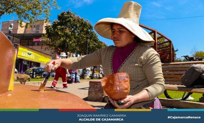 ✅ La Municipalidad Provincial de Cajamarca, a través de la Subgerencia de Gestión Ambiental, realiza trabajos de mantenimiento en la Alameda Los Héroes, ubicada en el sector de San Sebastián.
📋 Las labores incluyen el cuidado de áreas verdes, poda del césped, siembra de plantas ornamentales, y mantenimiento de bancas y piletas.
🗣 "Invito a la población a usar estos espacios con responsabilidad, evitando ensuciar", comentó Patricia Correa, Subgerente de Gestión Ambiental. Además, el alcalde vecinal de San Sebastián, Gilberto Estrada, destacó la importancia del trabajo conjunto para mantener una Cajamarca limpia y ordenada.