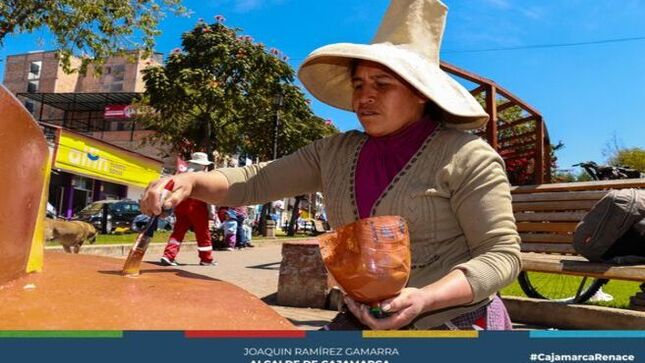 ✅ La Municipalidad Provincial de Cajamarca, a través de la Subgerencia de Gestión Ambiental, realiza trabajos de mantenimiento en la Alameda Los Héroes, ubicada en el sector de San Sebastián.
📋 Las labores incluyen el cuidado de áreas verdes, poda del césped, siembra de plantas ornamentales, y mantenimiento de bancas y piletas.
🗣 "Invito a la población a usar estos espacios con responsabilidad, evitando ensuciar", comentó Patricia Correa, Subgerente de Gestión Ambiental. Además, el alcalde vecinal de San Sebastián, Gilberto Estrada, destacó la importancia del trabajo conjunto para mantener una Cajamarca limpia y ordenada.