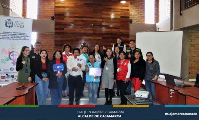 📅 Como parte del trabajo que realizan los integrantes de la Instancia Provincial de Concertación (IPC), se llevó a cabo la quinta reunión ordinaria correspondiente al mes de agosto.
📊 La Secretaría Técnica presentó el informe de los primeros seis meses de las acciones preventivas de violencia contra la mujer y los integrantes del grupo familiar. Además, los miembros de la IPC expusieron informes de las acciones realizadas por cada institución.
📋 Los puntos de agenda de esta reunión incluyeron: el informe semestral de actividades en relación con el plan de trabajo 2024, la presentación del kit de acciones con gobiernos locales y regionales, el informe sobre acciones contra la trata de personas y la presentación de un video de sensibilización contra la trata de personas.