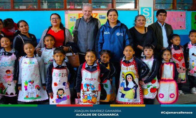 β
Esta maΓ±ana, en una creativa iniciativa promovida por los educadores ambientales de la Gerencia de Desarrollo Ambiental, las niΓ±as del 2do grado A de la I.E. 82008 Santa Beatriz de Silva confeccionaron mandiles utilizando materiales reciclables. La actividad contΓ³ con el valioso apoyo de los padres de familia, quienes participaron activamente en el proyecto.
π£ Esta iniciativa forma parte del plan de trabajo del Programa Municipal Educca, que busca fomentar la conciencia ambiental desde temprana edad. Las actividades, que promueven el reciclaje y la reutilizaciΓ³n, serΓ‘n replicadas en diversas instituciones educativas de la ciudad.
β Con este tipo de proyectos, queremos que la educaciΓ³n ambiental motive a las nuevas generaciones a cuidar el medio ambiente a travΓ©s de acciones prΓ‘cticas y significativas.