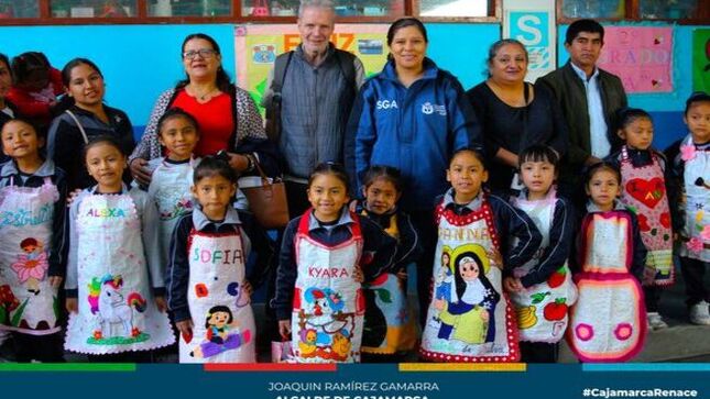 ✅ Esta mañana, en una creativa iniciativa promovida por los educadores ambientales de la Gerencia de Desarrollo Ambiental, las niñas del 2do grado A de la I.E. 82008 Santa Beatriz de Silva confeccionaron mandiles utilizando materiales reciclables. La actividad contó con el valioso apoyo de los padres de familia, quienes participaron activamente en el proyecto.
🗣 Esta iniciativa forma parte del plan de trabajo del Programa Municipal Educca, que busca fomentar la conciencia ambiental desde temprana edad. Las actividades, que promueven el reciclaje y la reutilización, serán replicadas en diversas instituciones educativas de la ciudad.
✔ Con este tipo de proyectos, queremos que la educación ambiental motive a las nuevas generaciones a cuidar el medio ambiente a través de acciones prácticas y significativas.