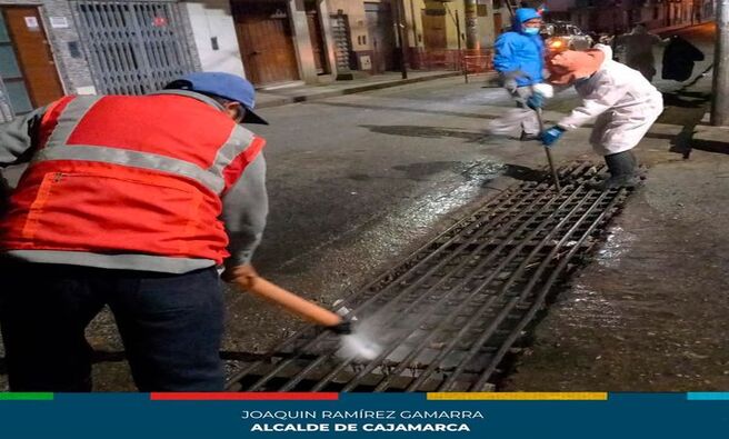✅ La Municipalidad Provincial de Cajamarca, a través de su equipo de limpieza pública, llevó a cabo una jornada de mantenimiento en el Barrio San Sebastián esta mañana. Las labores se centraron en la limpieza de las rejillas ubicadas en el Jr. San Sebastián y Jr. Libertad, áreas críticas para el drenaje de agua en la zona, especialmente durante la temporada de lluvias.
🗣 Además de las mencionadas vías, extendimos el trabajo a otros puntos importantes del barrio, como las rejillas del Colegio Juan XXIII y la Av. Los Héroes. Estas acciones forman parte de un plan integral para prevenir inundaciones y mantener en óptimas condiciones el sistema de drenaje de la ciudad.