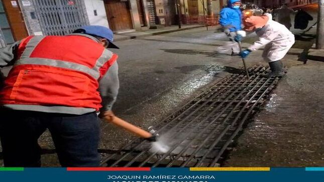 ✅ La Municipalidad Provincial de Cajamarca, a través de su equipo de limpieza pública, llevó a cabo una jornada de mantenimiento en el Barrio San Sebastián esta mañana. Las labores se centraron en la limpieza de las rejillas ubicadas en el Jr. San Sebastián y Jr. Libertad, áreas críticas para el drenaje de agua en la zona, especialmente durante la temporada de lluvias.
🗣 Además de las mencionadas vías, extendimos el trabajo a otros puntos importantes del barrio, como las rejillas del Colegio Juan XXIII y la Av. Los Héroes. Estas acciones forman parte de un plan integral para prevenir inundaciones y mantener en óptimas condiciones el sistema de drenaje de la ciudad.