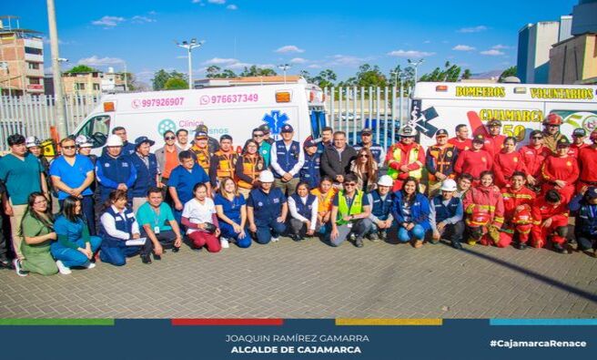 📅 El día de hoy, Cajamarca se unió al Simulacro Nacional de Sismo, obteniendo una destacada participación y respuesta de la comunidad. Con la activa colaboración de diversas instituciones y la ciudadanía en general, este ejercicio demostró la capacidad de reacción de nuestra región frente a situaciones de emergencia.
👥 Los regidores Delia Tafur, Freddy Gómez y Elisa Chávez lideraron con determinación las brigadas preventivas, supervisando las actividades y asegurando la coordinación eficiente entre las entidades involucradas. La presencia de nuestras autoridades fue crucial para garantizar la ejecución exitosa del simulacro.
👨🚒 Serenazgo, el Ejército, la Compañía de Bomberos, Defensa Civil, la Policía Nacional del Perú, SAMU, clínicas locales, Sedacaj y diversas entidades privadas, se sumaron a este esfuerzo conjunto, demostrando una excelente capacidad de respuesta. La participación de estos organismos es fundamental para fortalecer los protocolos de seguridad en nuestra región.
🙏 Este simulacro es un recordatorio de la importancia de estar siempre preparados para afrontar situaciones trágicas provocadas por fenómenos naturales. La prevención y la educación en la cultura de la seguridad son pilares fundamentales para salvaguardar la vida de todos los cajamarquinos. Invocamos a la comunidad a seguir participando activamente en estas actividades, porque estar preparados puede marcar la diferencia en momentos de crisis.
🔗 ¡Cajamarca demuestra que está lista! Sigamos trabajando juntos para construir una región más segura y resiliente.