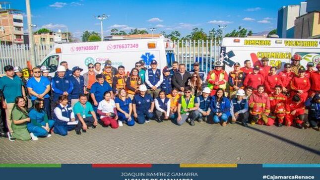 📅 El día de hoy, Cajamarca se unió al Simulacro Nacional de Sismo, obteniendo una destacada participación y respuesta de la comunidad. Con la activa colaboración de diversas instituciones y la ciudadanía en general, este ejercicio demostró la capacidad de reacción de nuestra región frente a situaciones de emergencia. 
👥 Los regidores Delia Tafur, Freddy Gómez y Elisa Chávez lideraron con determinación las brigadas preventivas, supervisando las actividades y asegurando la coordinación eficiente entre las entidades involucradas. La presencia de nuestras autoridades fue crucial para garantizar la ejecución exitosa del simulacro.
👨‍🚒 Serenazgo, el Ejército, la Compañía de Bomberos, Defensa Civil, la Policía Nacional del Perú, SAMU, clínicas locales, Sedacaj y diversas entidades privadas, se sumaron a este esfuerzo conjunto, demostrando una excelente capacidad de respuesta. La participación de estos organismos es fundamental para fortalecer los protocolos de seguridad en nuestra región.
🙏 Este simulacro es un recordatorio de la importancia de estar siempre preparados para afrontar situaciones trágicas provocadas por fenómenos naturales. La prevención y la educación en la cultura de la seguridad son pilares fundamentales para salvaguardar la vida de todos los cajamarquinos. Invocamos a la comunidad a seguir participando activamente en estas actividades, porque estar preparados puede marcar la diferencia en momentos de crisis.
🔗 ¡Cajamarca demuestra que está lista! Sigamos trabajando juntos para construir una región más segura y resiliente.