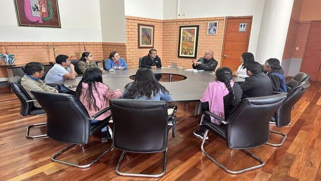 🤝 El alcalde provincial de Cajamarca, Joaquin Ramírez Gamarra, sostiene una reunión con el alcalde vecinal del sector 12 Santa Elena, Martín Castrejón, la directiva de la comunidad campesina Calispuquio, el agente municipal de Aylambo y la regidora Ruth Alcántara para gestionar la apertura de la prolongación de la avenida Miguel de Cervantes que beneficiará a todos los pobladores de este sector de la ciudad.