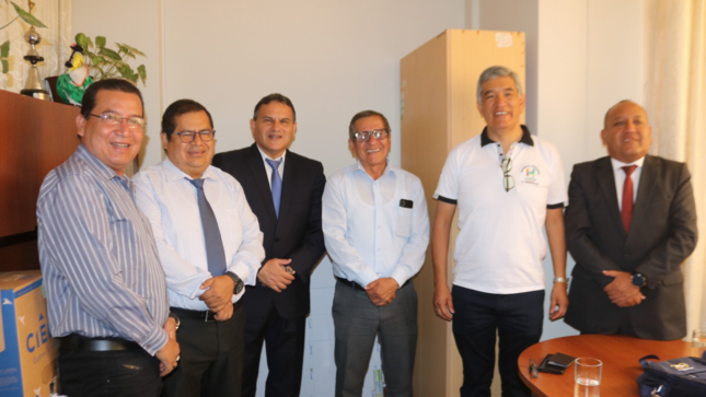En un esfuerzo por fortalecer la capacidad del sistema judicial en la provincia de Puerto Inca, la Corte Superior de Justicia de Ucayali, bajo la gestión del Dr. Tullio Bermeo Turchi suscribió un convenio con el Gobierno Regional de Huánuco. Este acuerdo tiene como objetivo dotar de mejores recursos tecnológicos y logísticos a los trabajadores y magistrados de Puerto Inca, una provincia donde la criminalidad, especialmente la minería ilegal, es una preocupación para los pobladores, así lo informó el gerente distrital de esta corte, Dr. Jesús Quintana Rojas.
