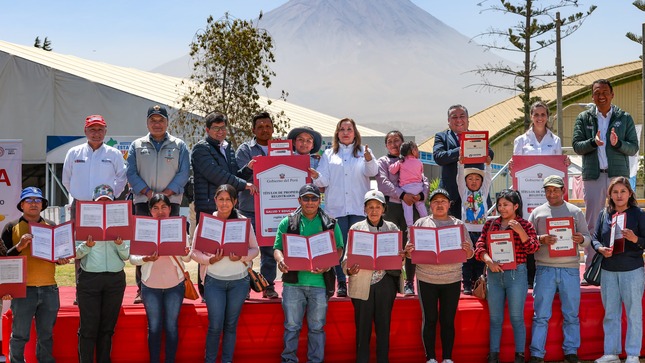 La presidenta Dina Boluarte y la ministra Hania Pérez de Cuéllar entregan títulos de propiedad a ciudadanos de Arequipa.