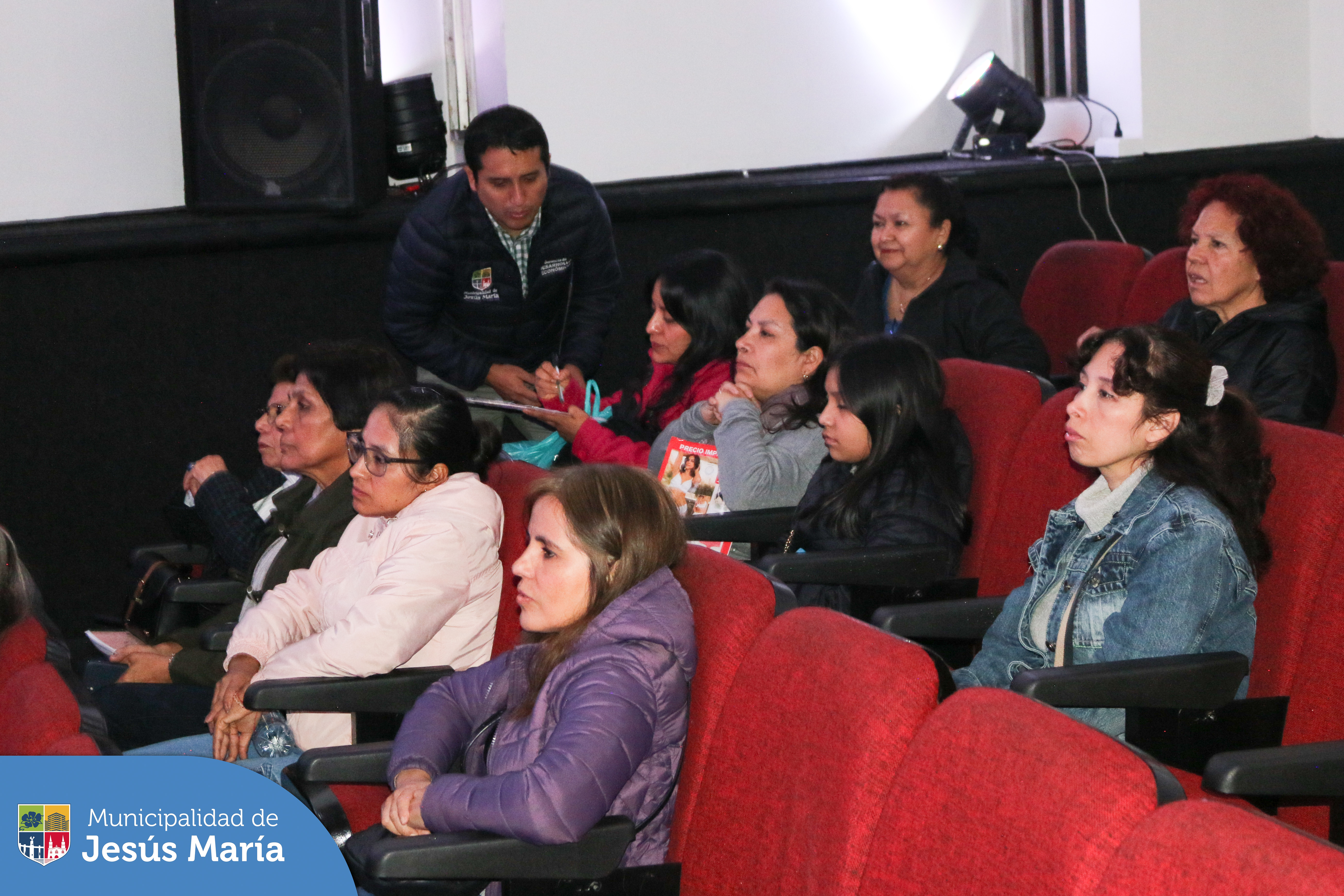 La Municipalidad de Jesús María en coordinación con la Fundación Conecta Mujeres, realizó el taller "Empoderamiento y redes sociales con Inteligencia Artificial", 📱 con el objetivo de que reciban herramientas digitales avanzadas para que sus negocios crezcan y se fortalezcan en el entorno digital. 🌐🚀
¡Comprometidos con las emprendedoras de Jesús María que forman parte del Centro de Emprendimiento, OMAPED, CIAM y muchos más. 