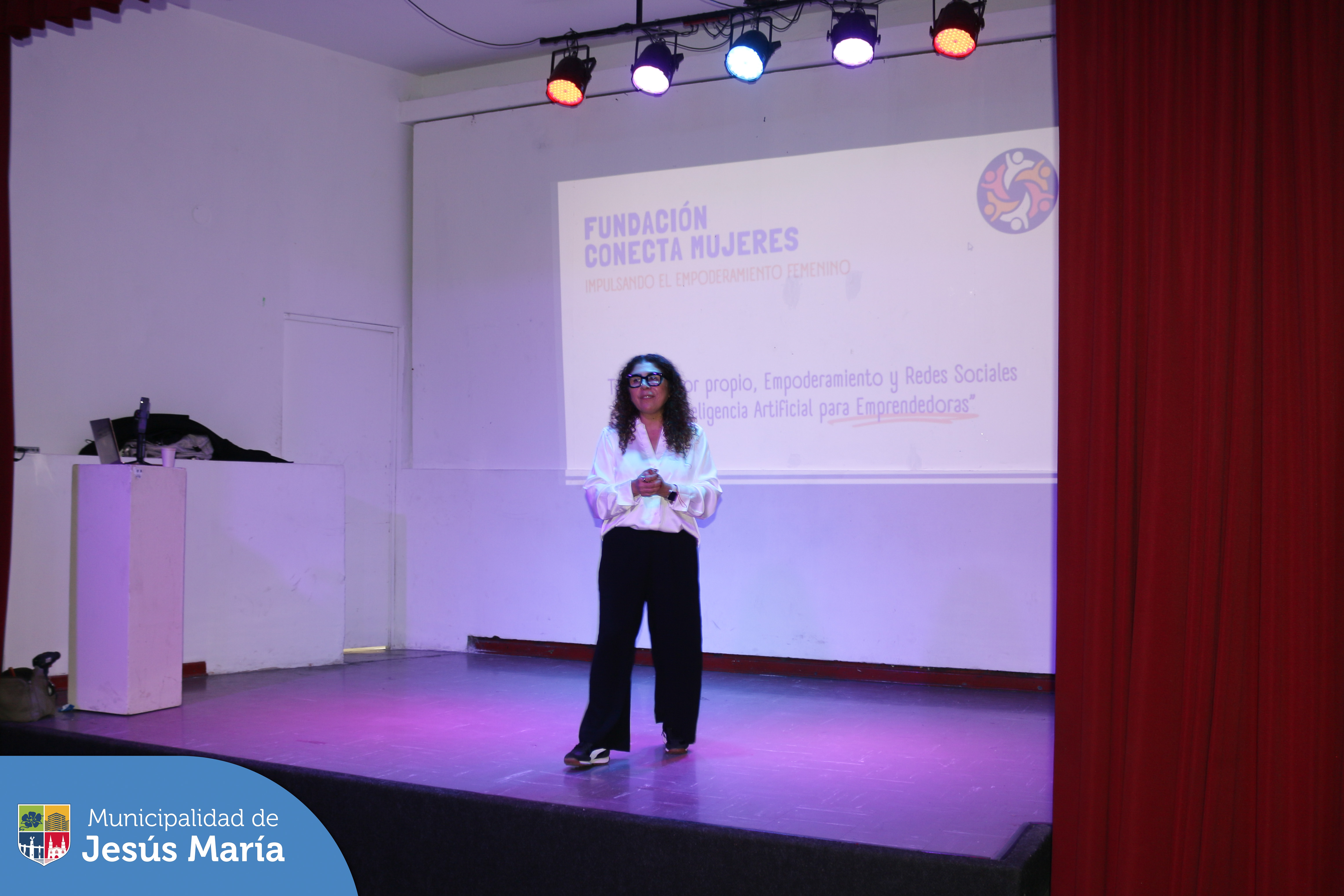 La Municipalidad de Jesús María en coordinación con la Fundación Conecta Mujeres, realizó el taller "Empoderamiento y redes sociales con Inteligencia Artificial", 📱 con el objetivo de que reciban herramientas digitales avanzadas para que sus negocios crezcan y se fortalezcan en el entorno digital. 🌐🚀
¡Comprometidos con las emprendedoras de Jesús María que forman parte del Centro de Emprendimiento, OMAPED, CIAM y muchos más. 