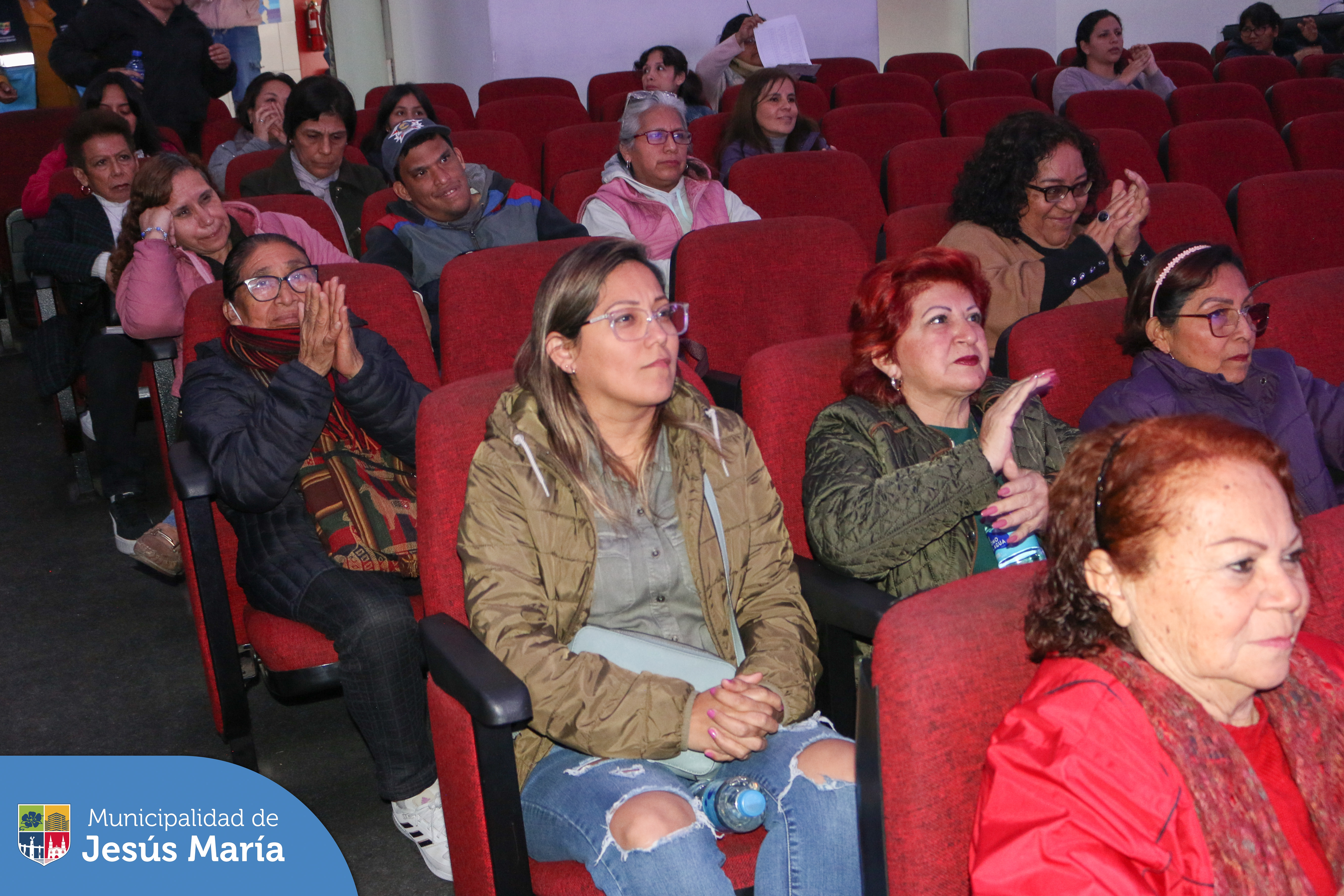 La Municipalidad de Jesús María en coordinación con la Fundación Conecta Mujeres, realizó el taller "Empoderamiento y redes sociales con Inteligencia Artificial", 📱 con el objetivo de que reciban herramientas digitales avanzadas para que sus negocios crezcan y se fortalezcan en el entorno digital. 🌐🚀
¡Comprometidos con las emprendedoras de Jesús María que forman parte del Centro de Emprendimiento, OMAPED, CIAM y muchos más. 