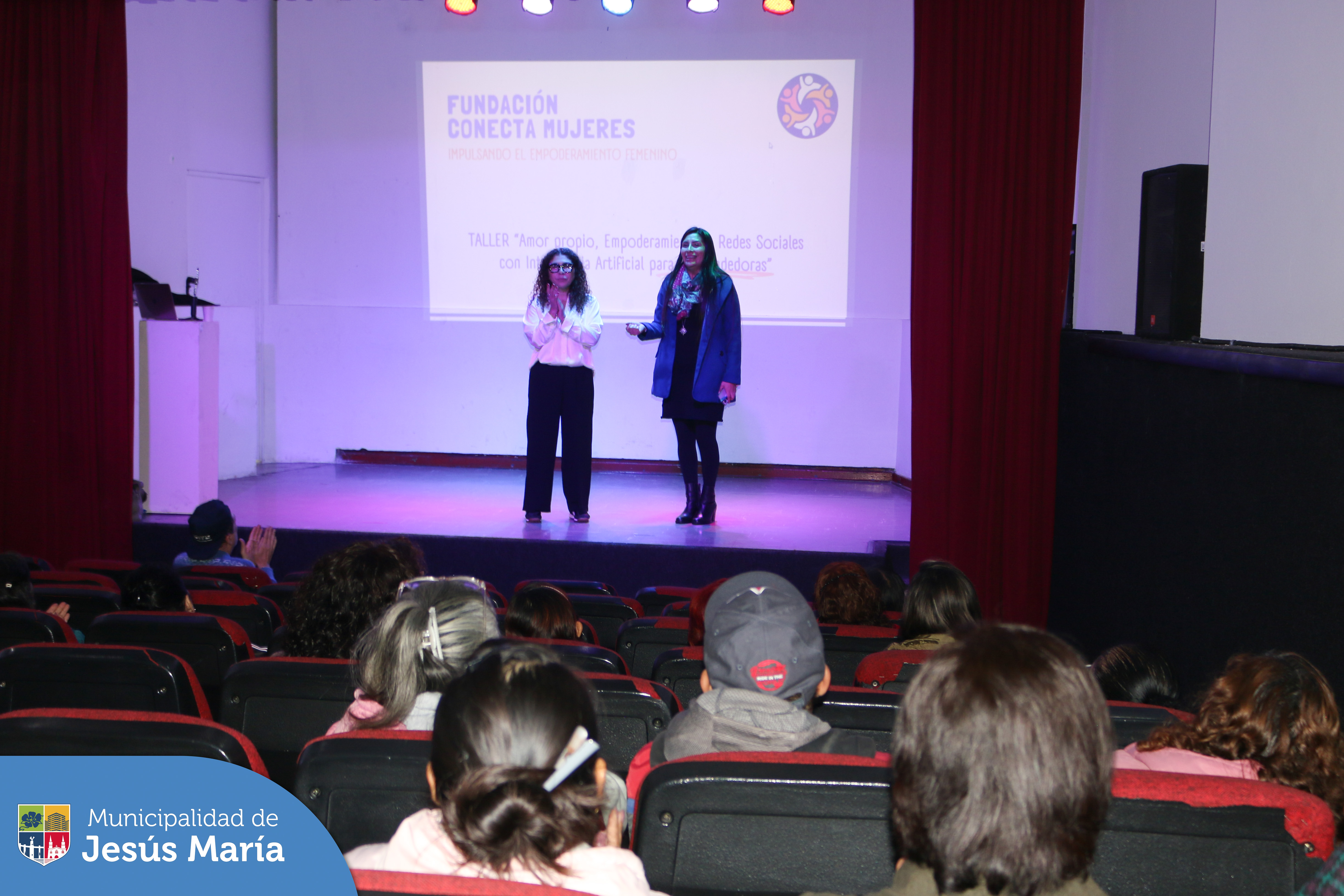 La Municipalidad de Jesús María en coordinación con la Fundación Conecta Mujeres, realizó el taller "Empoderamiento y redes sociales con Inteligencia Artificial", 📱 con el objetivo de que reciban herramientas digitales avanzadas para que sus negocios crezcan y se fortalezcan en el entorno digital. 🌐🚀
¡Comprometidos con las emprendedoras de Jesús María que forman parte del Centro de Emprendimiento, OMAPED, CIAM y muchos más. 